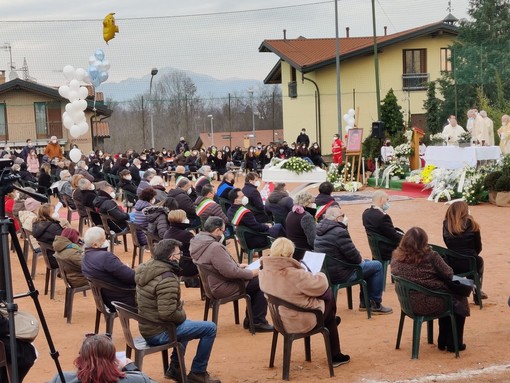 Una folla silenziosa, tanti palloncini e un messaggio commovente: «Oggi lassù brilla una stella in più, addio piccolo Daniele»