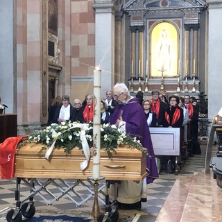 L’addio ad Alfredo Castiglioni: «Papà il tuo sorriso contagioso non se ne andrà mai»