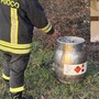 I vigili del fuoco con il fustino e il sindaco Baroffio