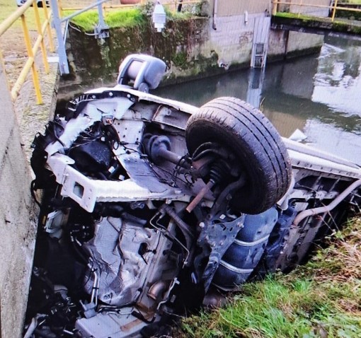 Nella foto il furgone gettato nel canale scolmatore dell'Olona