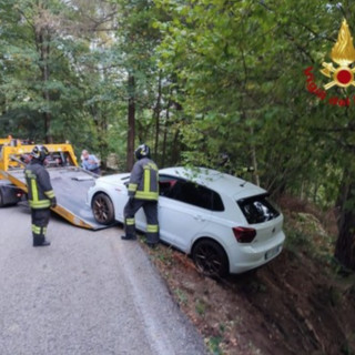 Auto investe un turista ed esce di strada a Gignese