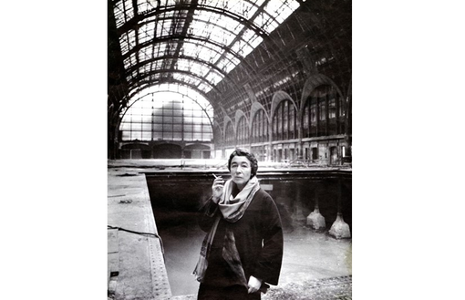 Gae Aulenti nel cantiere della Gare d'Orsay 1980, autore non identificato