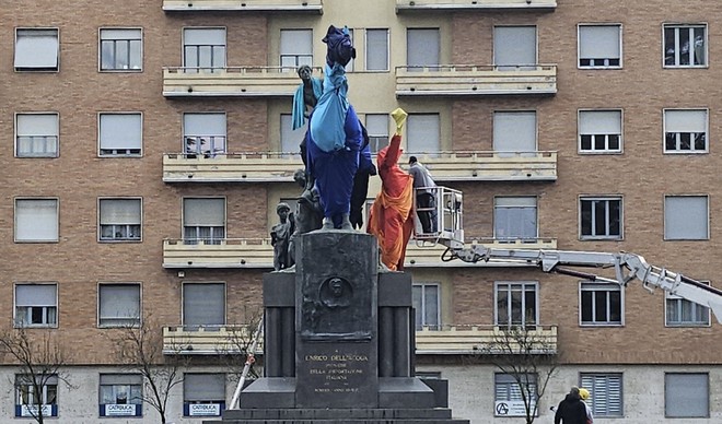 Gli Urbansolid &quot;vestono&quot; il monumento a Enrico Dell'Acqua