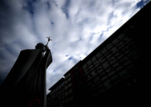 Papa Francesco ha una polmonite bilaterale: &quot;Quadro complesso&quot;