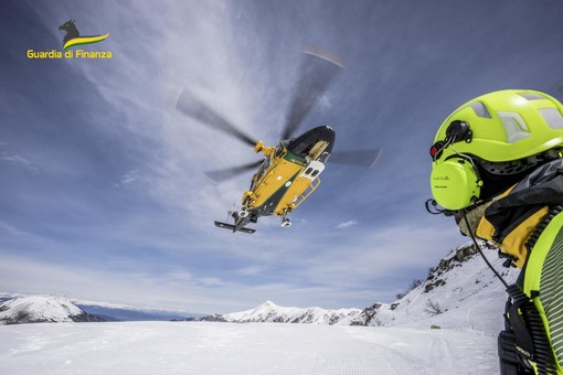 La sezione aerea della Guardia di Finanza di Varese &quot;angeli&quot; della neve