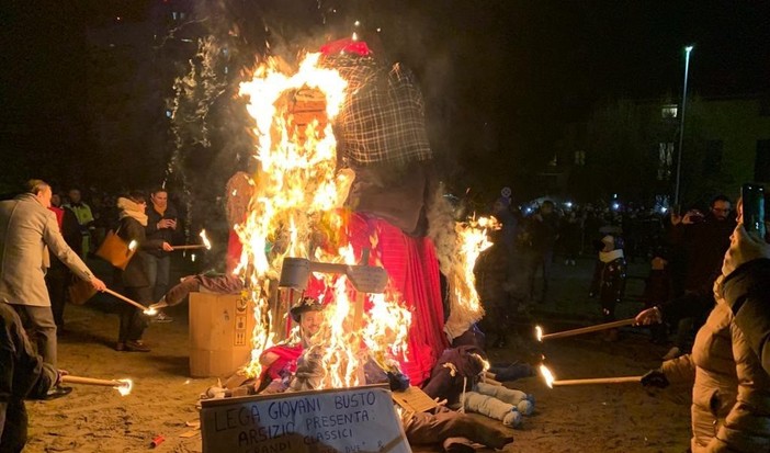 LA DIRETTA. Giöbia, il fuoco che ha acceso la speranza: «E l'anno prossimo ancora più in grande»