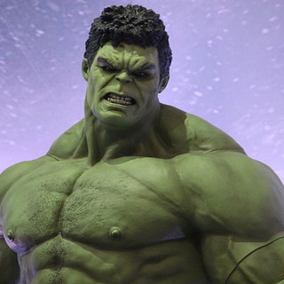 Lago Maggiore, travestito da Hulk entra nel cortile di una casa con una roncola: denunciato