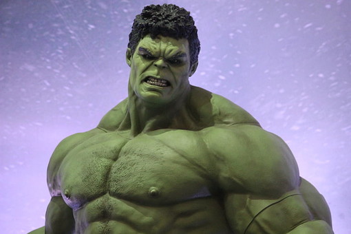 Lago Maggiore, travestito da Hulk entra nel cortile di una casa con una roncola: denunciato