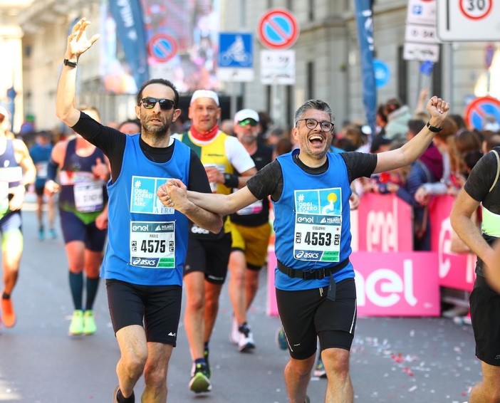 Paolo Bossi, oncologo specialista dei tumori testa-collo, e Giovanni Pignataro, avvocato e consigliere comunale a Gallarate: esultanza all'arrivo della Milano Marathon