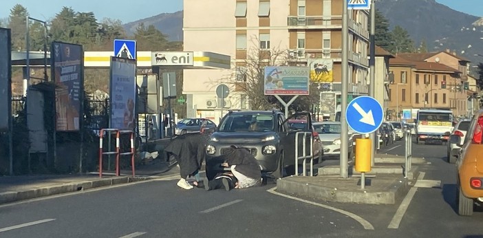 La donna a terra in viale Borri