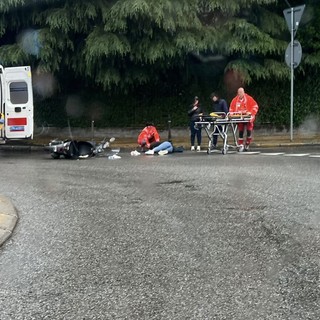 FOTO. Cade dal motorino alla rotonda, ferita una donna di 39 anni a Gallarate
