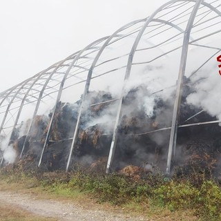 A fuoco 750 rotoballe di fieno a Gavirate: denunciati tre minorenni