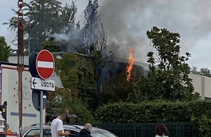 Le fiamme sprigionatesi dall'edificio