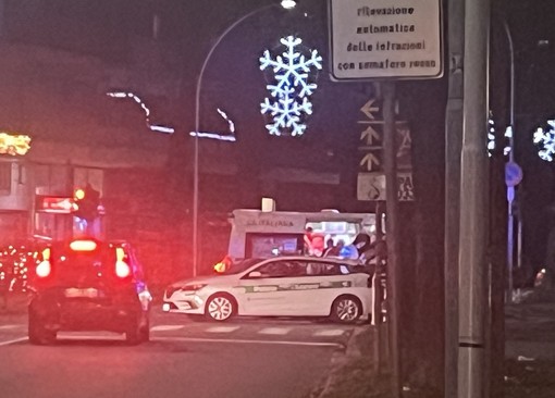 Scontro tra auto e moto, soccorso un uomo in viale Alfieri a Busto