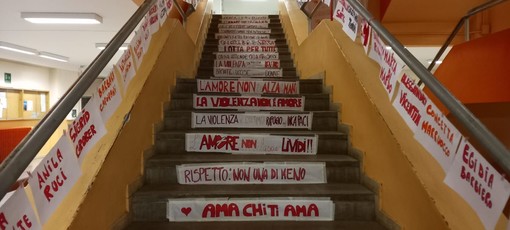 Al Verri poesie, striscioni, panchina rossa per dire che “l’amore non ti uccide”