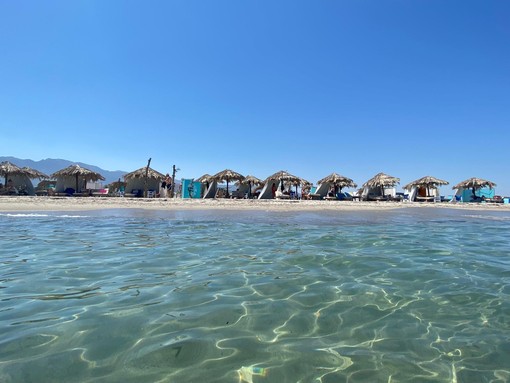 Isola di Kos, Grecia: a Vangelis Beach un ombrellone e tre lettini costano 20 euro al giorno, ma in molte spiagge siamo sui 12 o 15 euro. E sembra di stare in paradiso