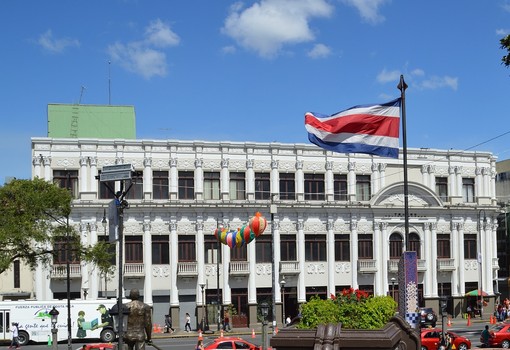 La figlia in Costa Rica da due anni. L'appello del papà: «Dovrebbe essere qui con me e i suoi fratelli»