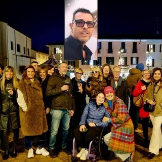 LA FOTO. Un compleanno importante, la piazza e la luce del ricordo di un amico