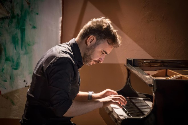 Alberto Lodoletti: «Io al pianoforte per la chiesa del Sacro Cuore. E ogni volta penso a mio papà»