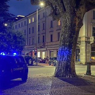 Rissa a notte fonda nel centro di Luino, spunta un coltellino: quattro feriti