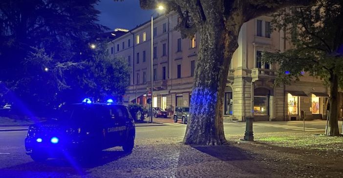 Rissa a notte fonda nel centro di Luino, spunta un coltellino: quattro feriti