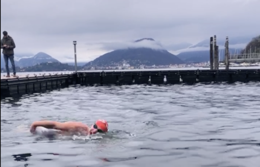 Laveno, un miglio a nuoto nelle acque gelide del Maggiore: l'impresa di Enzo Favoino per l'ambiente