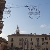 A Busto spuntano già le luminarie di Natale. Albero e presepe tornano “ai loro posti”