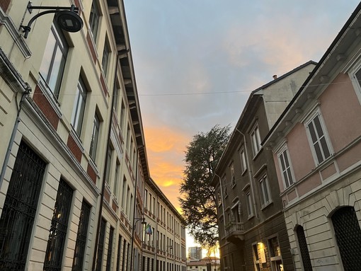 Il liceo di via Carducci (foto d'archivio): il distacco è avvenuto nel lato di via Bossi