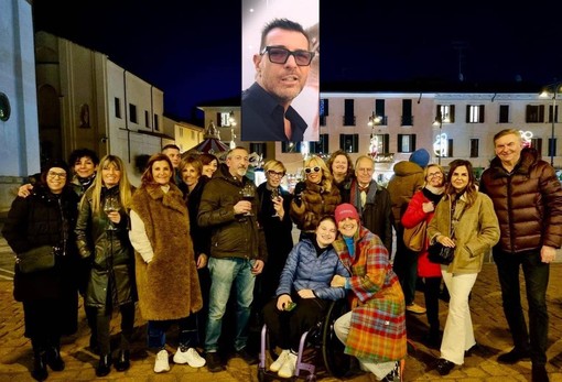 LA FOTO. Un compleanno importante, la piazza e la luce del ricordo di un amico