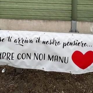 Sparito lo striscione in memoria del ragazzo morto in autostrada: l’appello degli amici