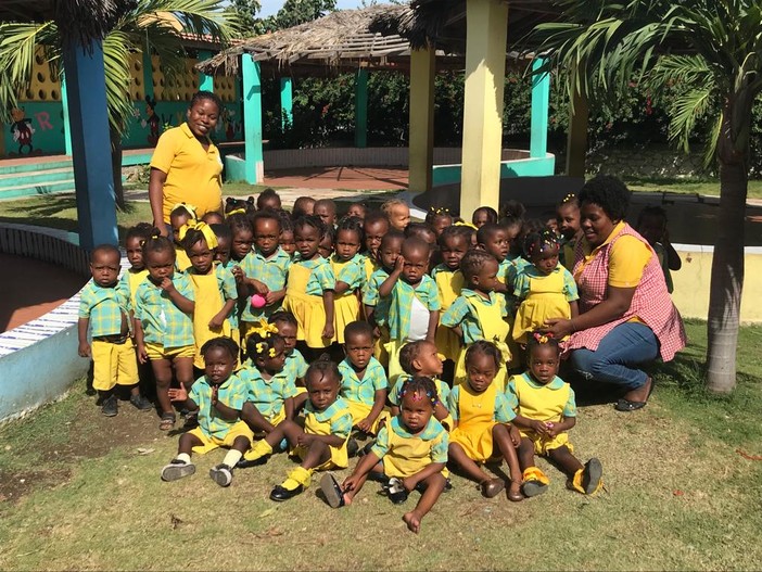 Haiti, ultimo giorno di scuola materna tra sorrisi e ritorno alle baracche. Dove il caldo è l'ultimo dei problemi