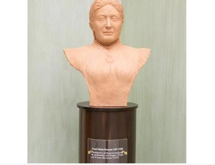 Busto di Anna Maria Mozzoni, collocato nella Sala delle donne a Montecitorio nell’aprile 2017.