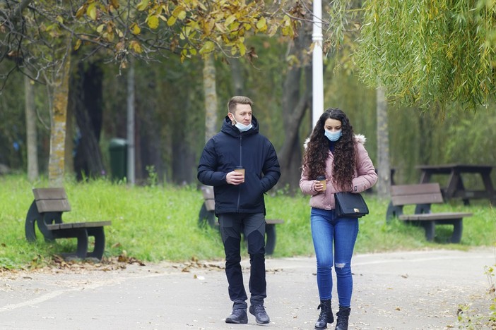 Positivi in aumento, preoccupazione per le varianti. La Lombardia potrebbe tornare in fascia arancione