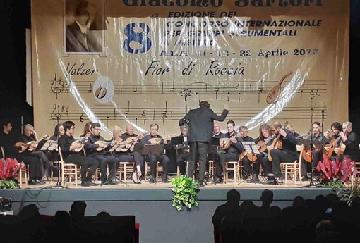 «Venite a imparare a suonare il mandolino da noi». La storica orchestra di Busto in cerca di futuro