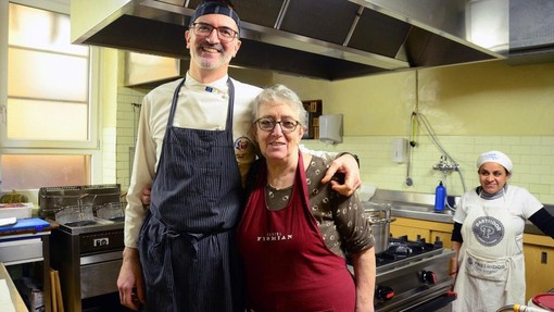 Gabriele Somaruga, cuoco e proprietario del locale con mamma Vittoria Pol in cucina (foto Chiodetti)