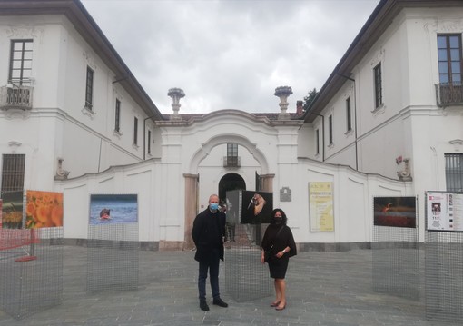 Le immagini arrivate in piazza Vittorio Emanuele a Busto con la vicesindaco Manuela Maffioli e Claudio Argentiero dell'Afi (foto del Comune di Busto)