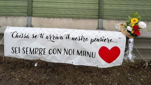 Sparito lo striscione in memoria del ragazzo morto in autostrada: l’appello degli amici