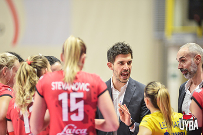 Coach Marco Musso diventa «uno di noi» per i tifosi della Uyba, dopo la nuova impresa in Champions (foto volleybusto.com)