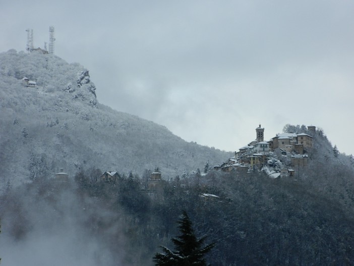 Giovedì dal tardo pomeriggio la neve non comparirà soltanto al Sacro Monte e al Campo dei Fiori (Foto Centro Geofisico Prealpino)