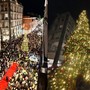 Una panoramica della via (per cortesia di Francesca Marzia Schembri) e l'albero illuminato