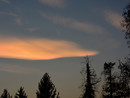 Il fenomeno delle nubi lenticolari con bordi iridescenti che ha caratterizzato in più di un'occasione i cieli della nostra provincia negli ultimi mesi (foto P.Valisa - Centro Geofisico Prealpino)