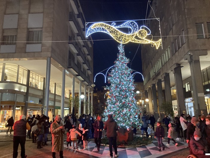 Busto, Babbo Natale fa tappa alla casetta in piazza San Giovanni