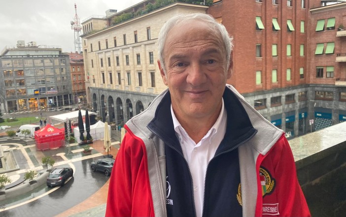 Renzo Oldani sul balcone della Camera di Commercio dopo la 103ª  Tre Valli sospesa dai corridori