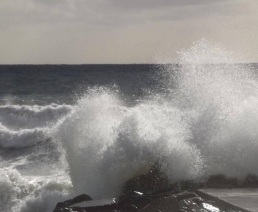 Comasco travolto da un'onda in Portogallo: recuperato il corpo