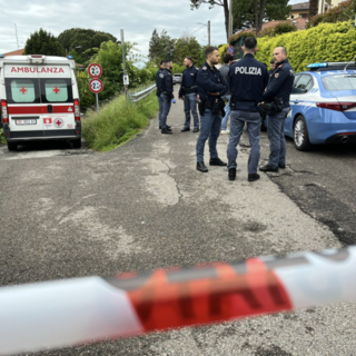 La polizia e l'ambulanza sul luogo dell'aggressione, in via Menotti a Varese