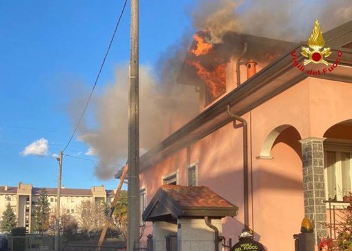 Fiamme divorano il tetto di una villetta: per spegnerlo in azione in forze i vigili del fuoco