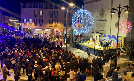 Più di duecento alunni della Chicca Gallazzi danno vita in piazza Santa Maria al presepe vivente