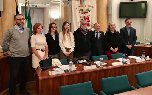 Il presidente Magrini, al centro, con i consiglieri provinciali presenti stamattina a Villa Recalcati