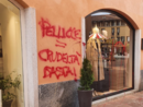 «Pellicce uguale crudeltà. Basta!». Vandali imbrattano negozio in pieno centro