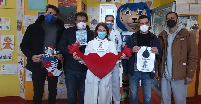 Il Tigrotto e la Pro Patria portano un sorriso ai bimbi dell’ospedale di Busto Arsizio